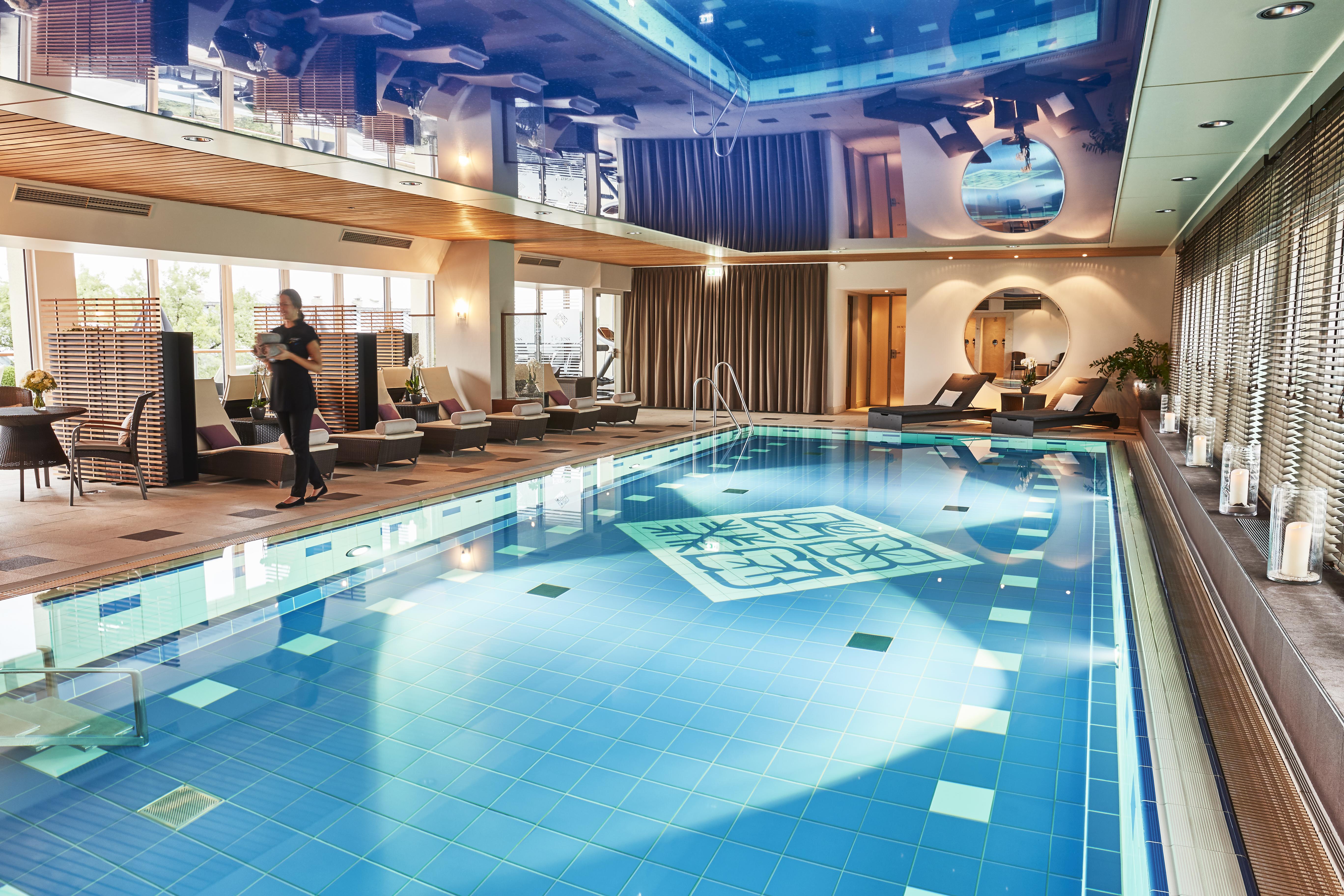 Vier Jahreszeiten Kempinski Muenchen Exterior photo The swimming pool at the Hotel