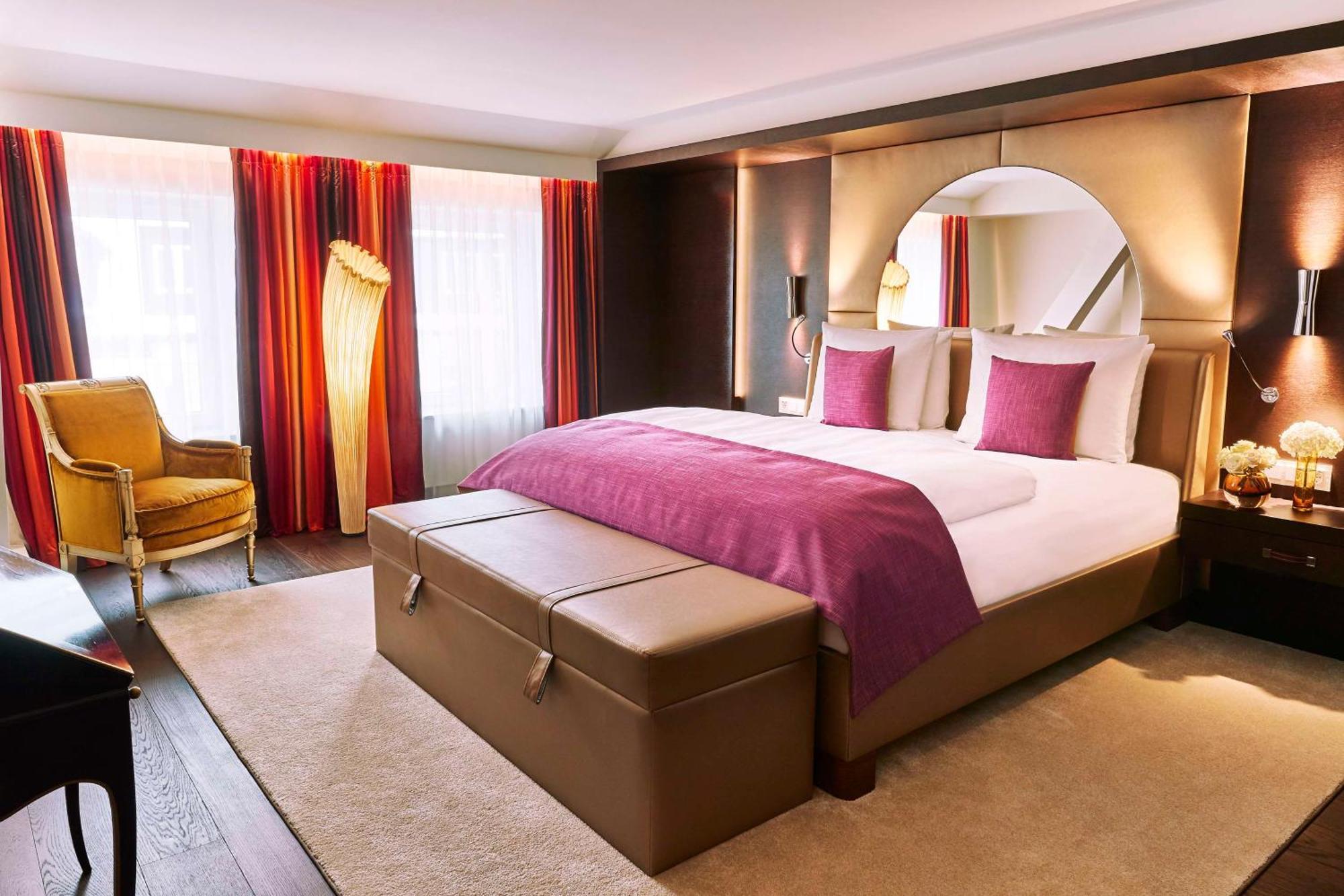 Vier Jahreszeiten Kempinski Muenchen Exterior photo A bedroom at the Mandarin Oriental, Munich