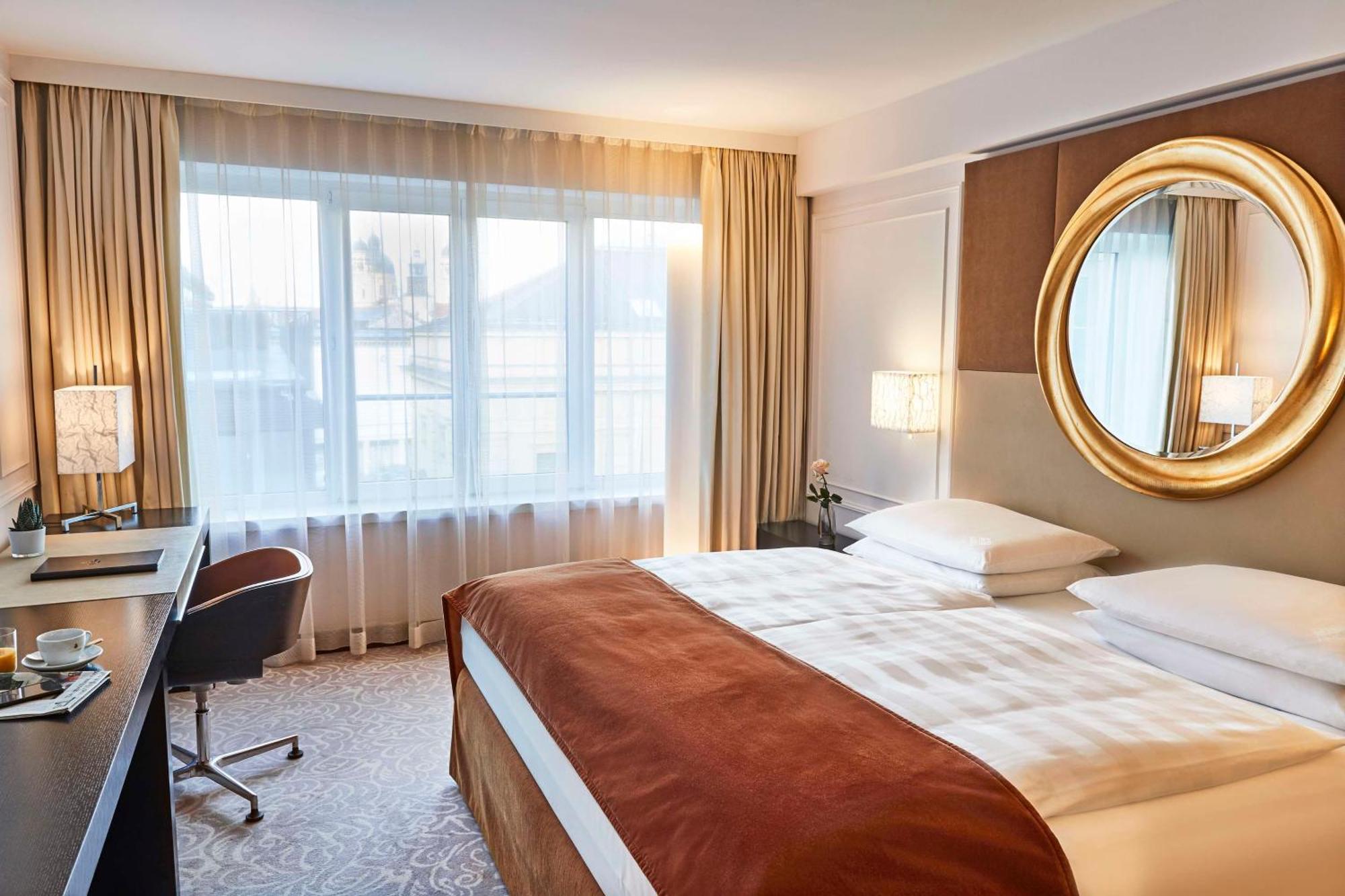 Vier Jahreszeiten Kempinski Muenchen Exterior photo A room at the Hotel de France