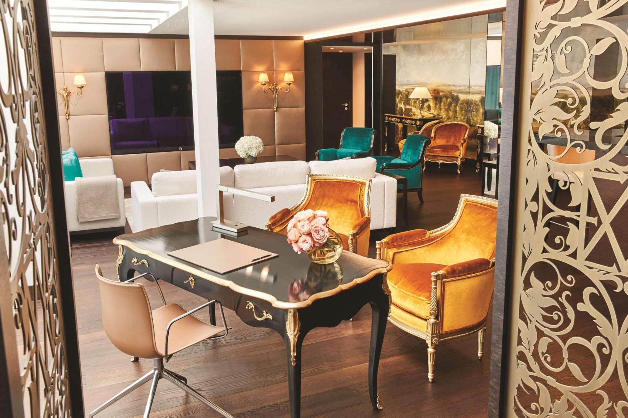 Vier Jahreszeiten Kempinski Muenchen Exterior photo The interior of a suite at the hotel