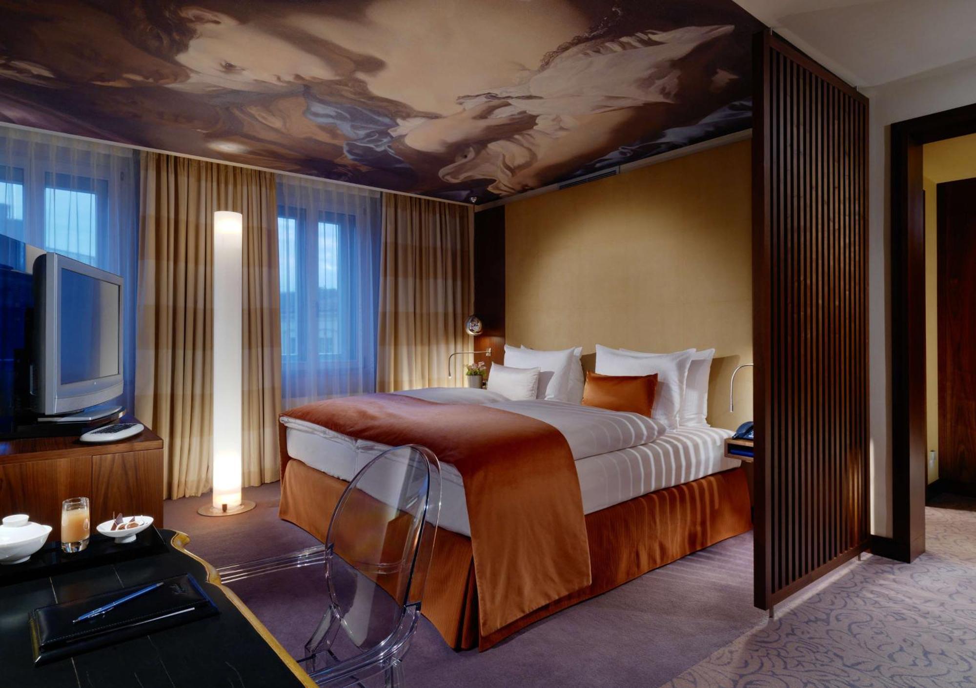 Vier Jahreszeiten Kempinski Muenchen Exterior photo A room at the Mandarin Oriental, Munich